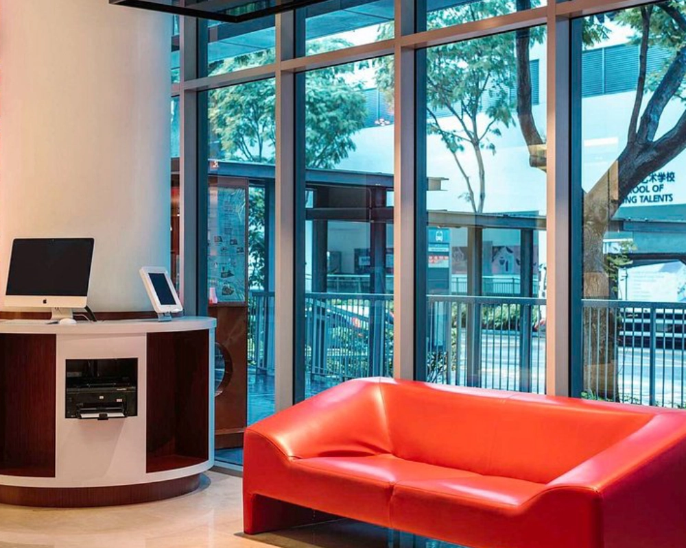 Hotel Lobby Rohe Sofa